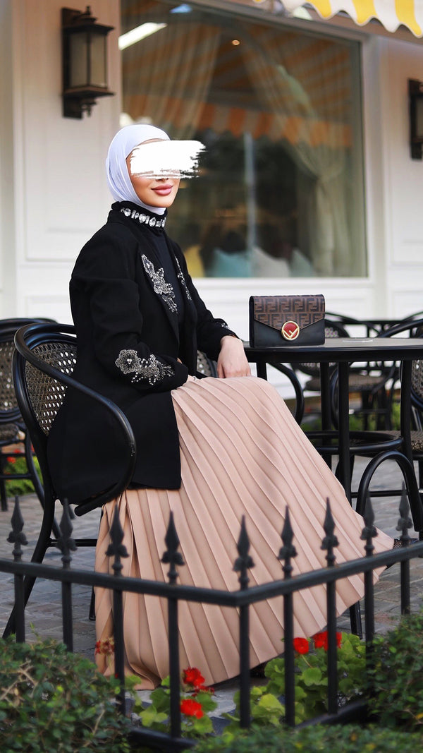 ⁨⁨⁨⁨⁨⁨طقم بليزر العيد اسود وتنورة⁩ بيج⁩⁩⁩ بليسيه⁩⁩