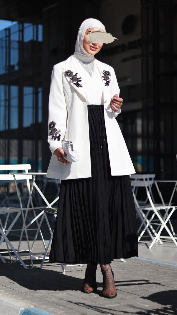 ⁨⁨⁨⁨⁨طقم بليزر العيد ابيض وتنورة⁩ سودة⁩⁩⁩ بليسيه⁩