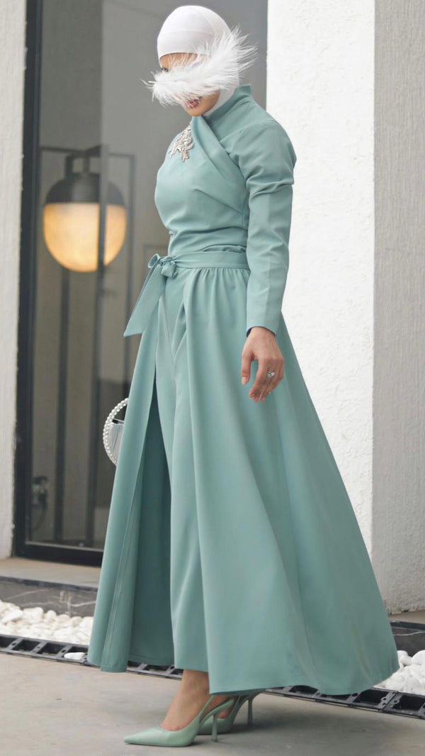 ⁨⁨⁨⁨⁨⁨جمب سوت تيفاني مع نقشة عالكتف⁩⁩⁩⁩⁩⁩