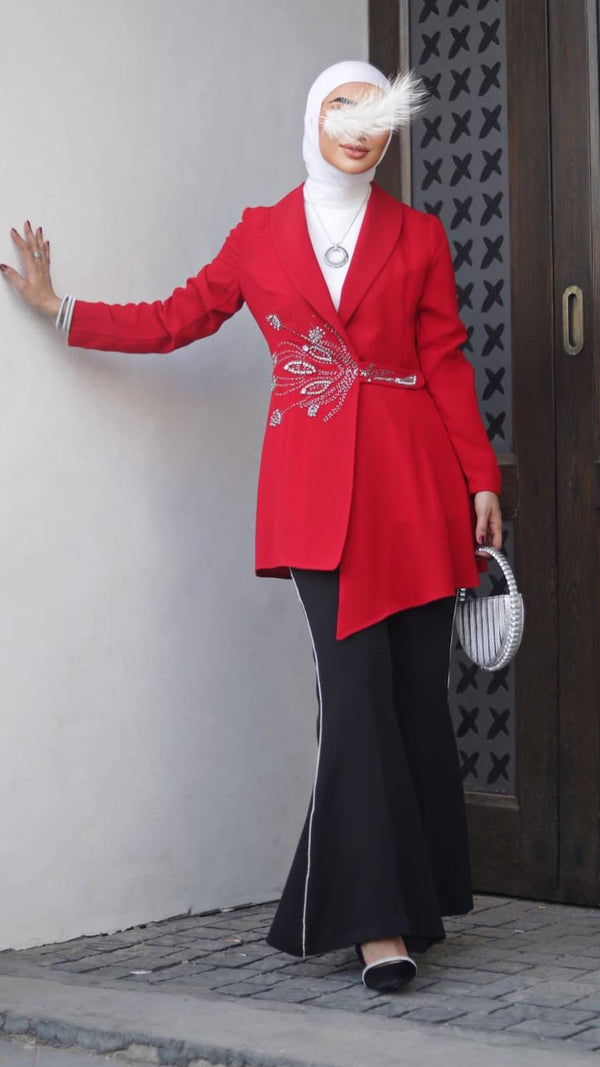 ⁨⁨⁨طقم بليزر أحمر دايموند وبنطلون⁩ اسود عليه كريستال⁩⁩