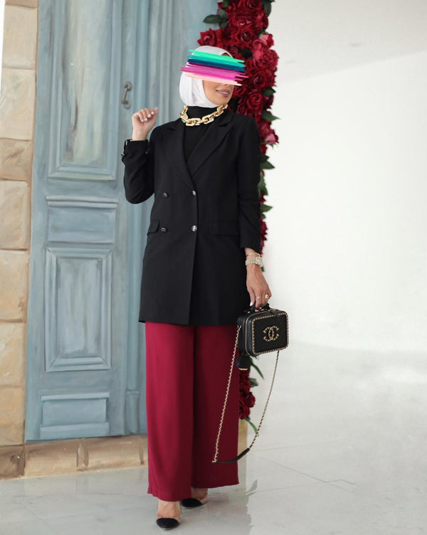 ⁨طقم بليزر اسود طويل مع بنطلون عنابي