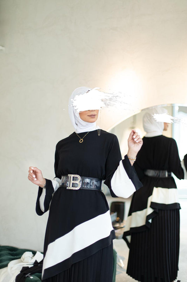 توب أسود مع لاين ابيض