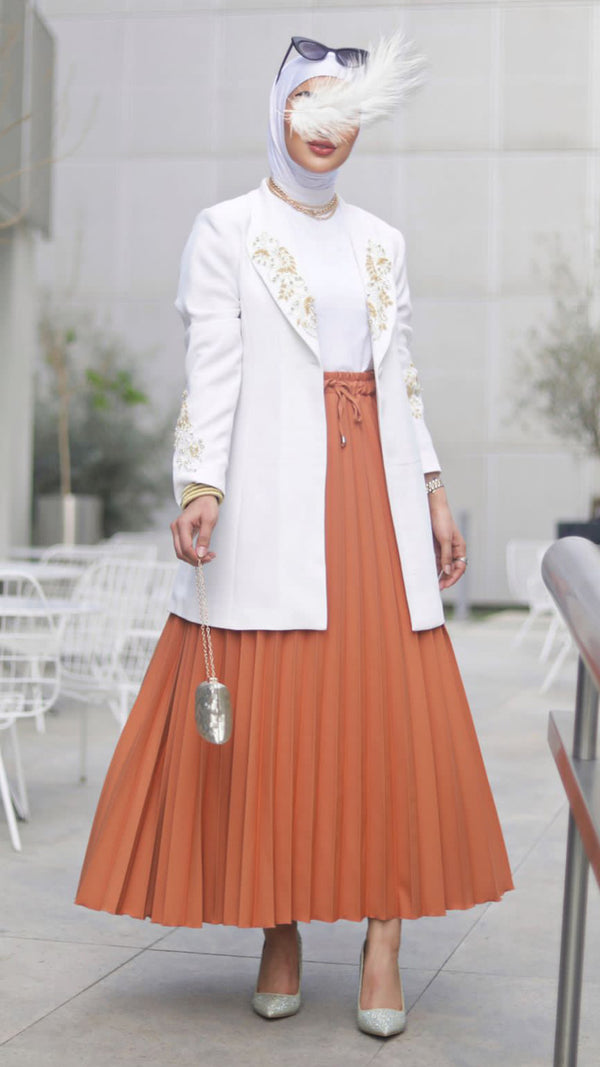 ⁨⁨⁨⁨طقم بليزر ابيض مطرز ذهبي مع تنورة مشمشية بليسيه⁩⁩⁩⁩