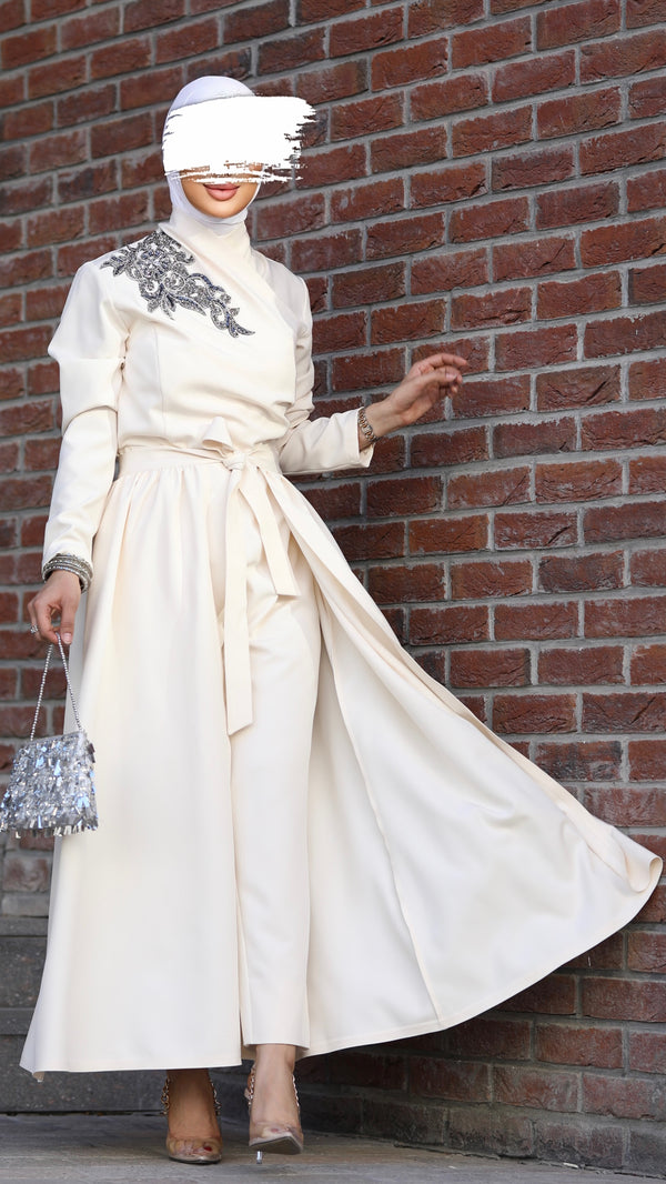 ⁨⁨⁨جمب سوت creamy مع نقشة عالكتف⁩⁩⁩